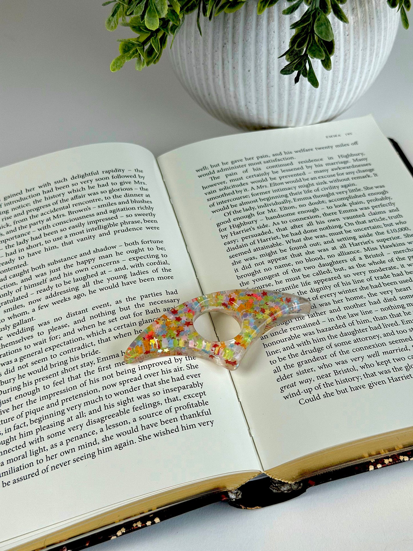 Acrylic Page Holder – Crescent Shape Glitter Thumb Book Holder for Comfortable Reading