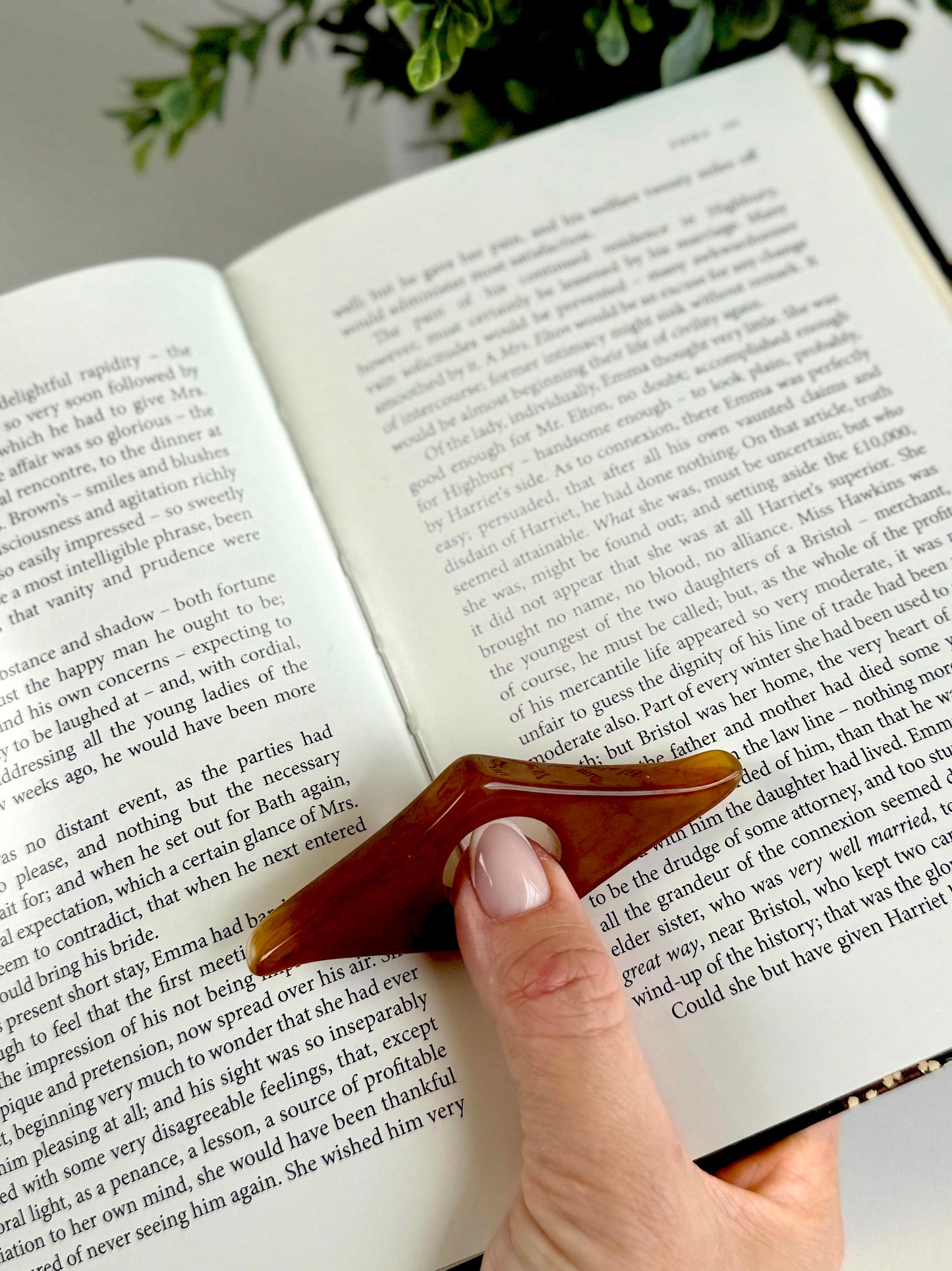 Classic Acrylic Finger Page Holder Ring – One-Hand Reading Accessory